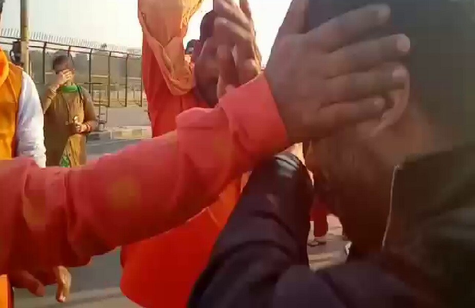 भगवी कपडे घातलेल्या लोकांना स्थानिकांनी विरोध केल्यानंतर तिथून काढता पाय घ्यावा लागला. काही लोकांनी याचे फोटो आणि व्हिडिओ व्हायरल केल्यानंतर ही घटना समोर आली आहे. भगवी कपडे घातलेल्या लोकांना स्थानिकांनी विरोध केल्यानंतर तिथून काढता पाय घ्यावा लागला. काही लोकांनी याचे फोटो आणि व्हिडिओ व्हायरल केल्यानंतर ही घटना समोर आली आहे.