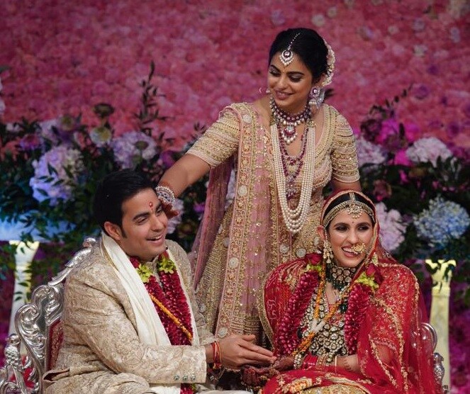 अंबानी परिवाराची सून होऊन आलेली श्लोक ही हिऱ्यांचे उद्योगपती असलेल्या रसेल मेहता यांची मुलगी आहे. आकाश आणि श्लोका यांच्या विवाह सोहळ्याला देश-विदेशातून पाहुणे आले होते. यात बॉलीवूडसह वेगवेगळ्या क्षेत्रातील दिग्गजांची उपस्थिती होती. अंबानी परिवाराची सून होऊन आलेली श्लोक ही हिऱ्यांचे उद्योगपती असलेल्या रसेल मेहता यांची मुलगी आहे. आकाश आणि श्लोका यांच्या विवाह सोहळ्याला देश-विदेशातून पाहुणे आले होते. यात बॉलीवूडसह वेगवेगळ्या क्षेत्रातील दिग्गजांची उपस्थिती होती.
