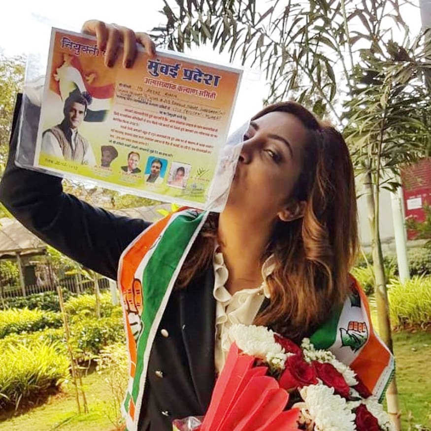 शिल्पाच्या पावलांवर पाऊल ठेवत अभिनेत्री अर्शी खाननेही राहुल गांधींना पाठिंबा देण्याचं निश्चित केलं आहे. अर्शीने महाराष्ट्र युनिटची उपाध्यक्ष म्हणून पक्षात प्रवेश केला आहे. शिल्पाच्या पावलांवर पाऊल ठेवत अभिनेत्री अर्शी खाननेही राहुल गांधींना पाठिंबा देण्याचं निश्चित केलं आहे. अर्शीने महाराष्ट्र युनिटची उपाध्यक्ष म्हणून पक्षात प्रवेश केला आहे.