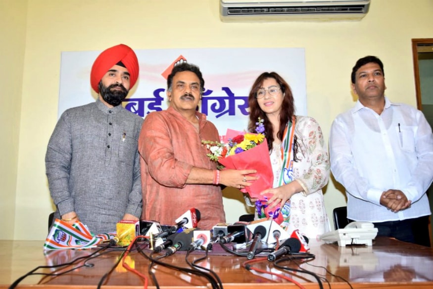 भाभीजी घर पर है या मालिकेतून स्टार झाल्यानंतर बिग बॉसची विजेता ठरलेल्या अभिनेत्री शिल्पा शिंदेने कॉंग्रेसमध्ये प्रवेश केला आहे. भाभीजी घर पर है या मालिकेतून स्टार झाल्यानंतर बिग बॉसची विजेता ठरलेल्या अभिनेत्री शिल्पा शिंदेने कॉंग्रेसमध्ये प्रवेश केला आहे.