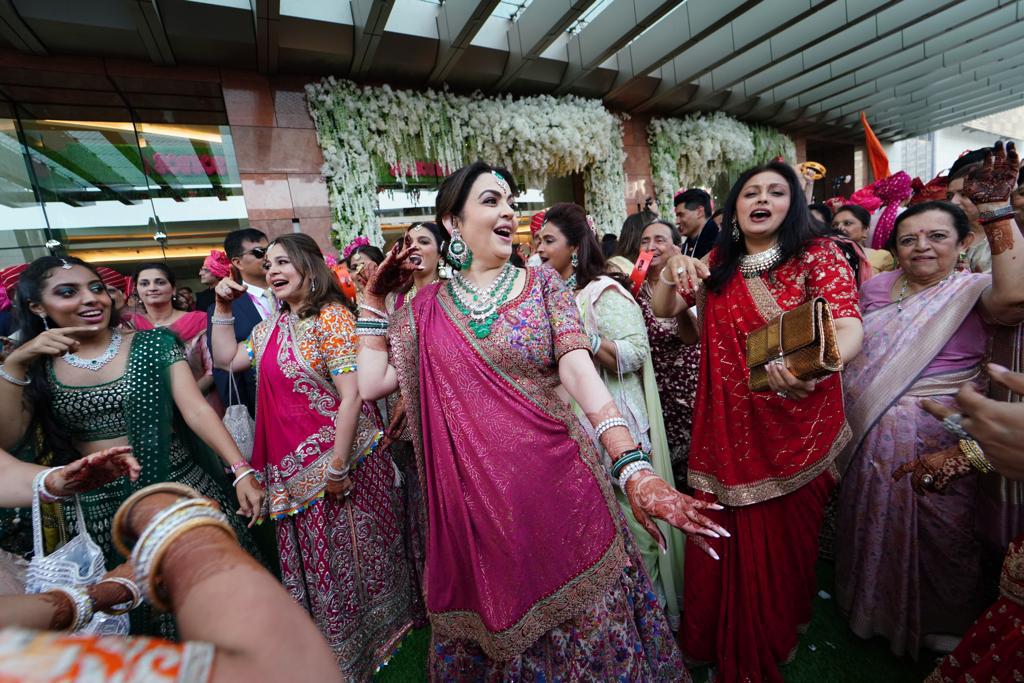 जिओ वर्ल्ड सेंटरकडे आकाश अंबानीची वरात निघाली आहे. या वरातील अनेक बॉलिवूड स्टार्स मिका सिंगच्या गाण्यावर थिरकताना दिसले. जिओ वर्ल्ड सेंटरकडे आकाश अंबानीची वरात निघाली आहे. या वरातील अनेक बॉलिवूड स्टार्स मिका सिंगच्या गाण्यावर थिरकताना दिसले.