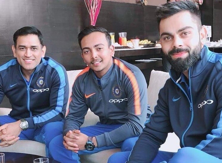 धोनी आणि विराट यांच्यासोबतचा फोटो शेअर करताना पृथ्वी शॉने रणवीर सिंगच्या गल्ली बॉय सिनेमातील डायलॉग 'ये भाई लोग जैसा कोई हार्ड इच नही है' असा कॅप्शन दिला आहे. धोनी आणि विराट यांच्यासोबतचा फोटो शेअर करताना पृथ्वी शॉने रणवीर सिंगच्या गल्ली बॉय सिनेमातील डायलॉग 'ये भाई लोग जैसा कोई हार्ड इच नही है' असा कॅप्शन दिला आहे.
