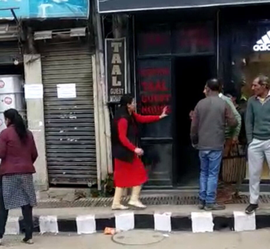 या दोघांनी एकमेकांना मारण्यास सुरुवात केली. त्यांच्यातला वाद इतका टोकाला गेला की, दोघांनी एकमेकांना लाथा बुक्क्यांनी धुतलं. इतर लोकांनी भांडणं सोडवण्याचा प्रयत्न केला खरा पण त्यात त्यांनाही मार बसला. या दोघांनी एकमेकांना मारण्यास सुरुवात केली. त्यांच्यातला वाद इतका टोकाला गेला की, दोघांनी एकमेकांना लाथा बुक्क्यांनी धुतलं. इतर लोकांनी भांडणं सोडवण्याचा प्रयत्न केला खरा पण त्यात त्यांनाही मार बसला.