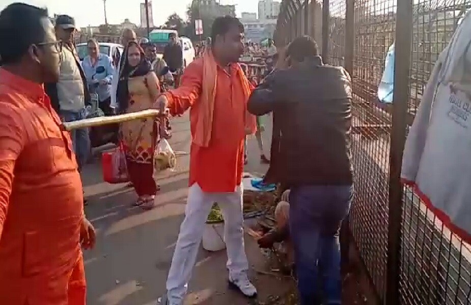 मारहाण करणाऱ्या युवकांनी काश्मीरी युवकांना मारहाण करताना हे काश्मीरी आहेत. आपल्या सैन्यावर दगडफेक करतात असे म्हणत मारहाण केली. तरुणांच्या मारहाणीतून वाचण्यासाठी काश्मीरी तरुणांनी पळ काढला. मारहाण करणाऱ्या युवकांनी काश्मीरी युवकांना मारहाण करताना हे काश्मीरी आहेत. आपल्या सैन्यावर दगडफेक करतात असे म्हणत मारहाण केली. तरुणांच्या मारहाणीतून वाचण्यासाठी काश्मीरी तरुणांनी पळ काढला.