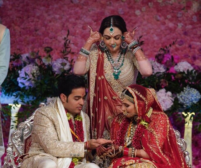 मुंबईतील जिओ वर्ल्ड सेंटरमध्ये झालेल्या आकाश आणि श्लोका यांच्या शाही विवाह सोहळ्याची चर्चा सर्वत्र होत आहे. आता अंबानी परिवारात आलेल्या या नव्या सुनेबद्दल जाणून घेण्यास अनेकजण उत्सुक आहेत. मुंबईतील जिओ वर्ल्ड सेंटरमध्ये झालेल्या आकाश आणि श्लोका यांच्या शाही विवाह सोहळ्याची चर्चा सर्वत्र होत आहे. आता अंबानी परिवारात आलेल्या या नव्या सुनेबद्दल जाणून घेण्यास अनेकजण उत्सुक आहेत.