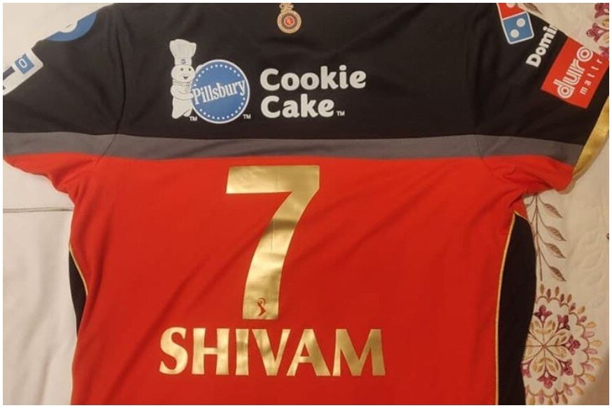 मुंबईचा असलेला शिवम यावर्षी पहिल्यांदाच आयपीएलमध्ये खेळणार आहे. विशेष म्हणजे धोनीचा आणि त्याचा जर्सी नंबर 7 हा आहे. धोनीचा हा लकी नंबर असल्याचे मानले जाते. मुंबईचा असलेला शिवम यावर्षी पहिल्यांदाच आयपीएलमध्ये खेळणार आहे. विशेष म्हणजे धोनीचा आणि त्याचा जर्सी नंबर 7 हा आहे. धोनीचा हा लकी नंबर असल्याचे मानले जाते.