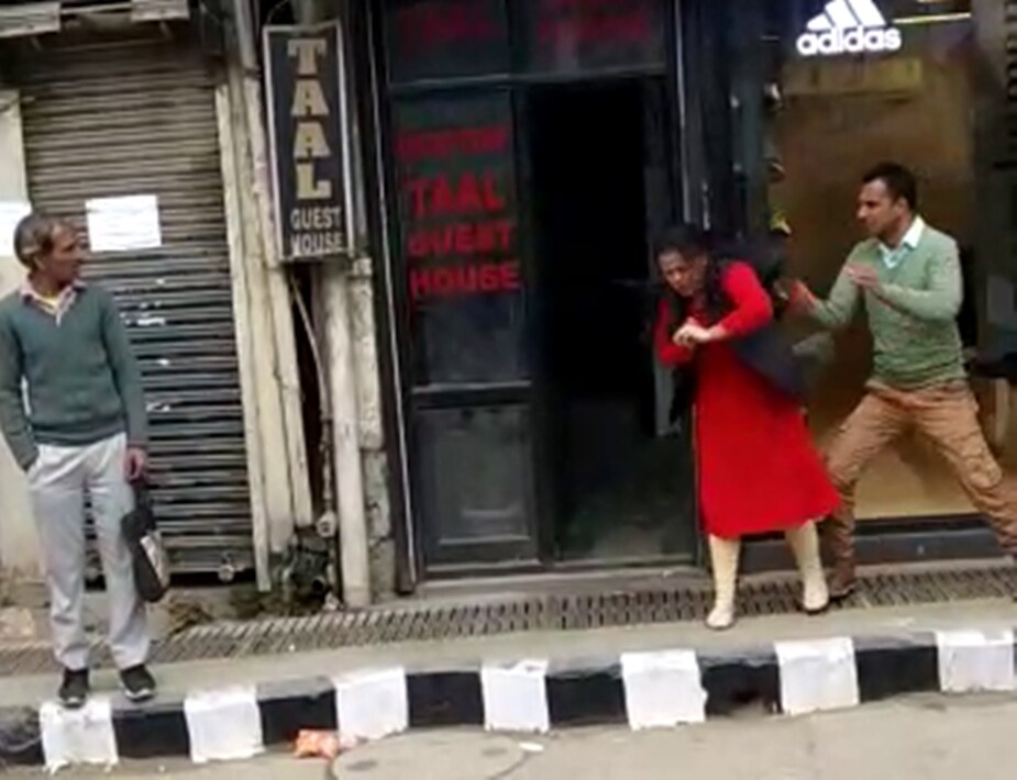 अखेर घटनास्थळी असलेल्या एका पोलीस अधिकाऱ्याने मध्ये पडत दोघांना आवरलं. त्यानंतर त्यांना पोलीस स्टेशनमध्ये नेण्यात आलं. अखेर घटनास्थळी असलेल्या एका पोलीस अधिकाऱ्याने मध्ये पडत दोघांना आवरलं. त्यानंतर त्यांना पोलीस स्टेशनमध्ये नेण्यात आलं.