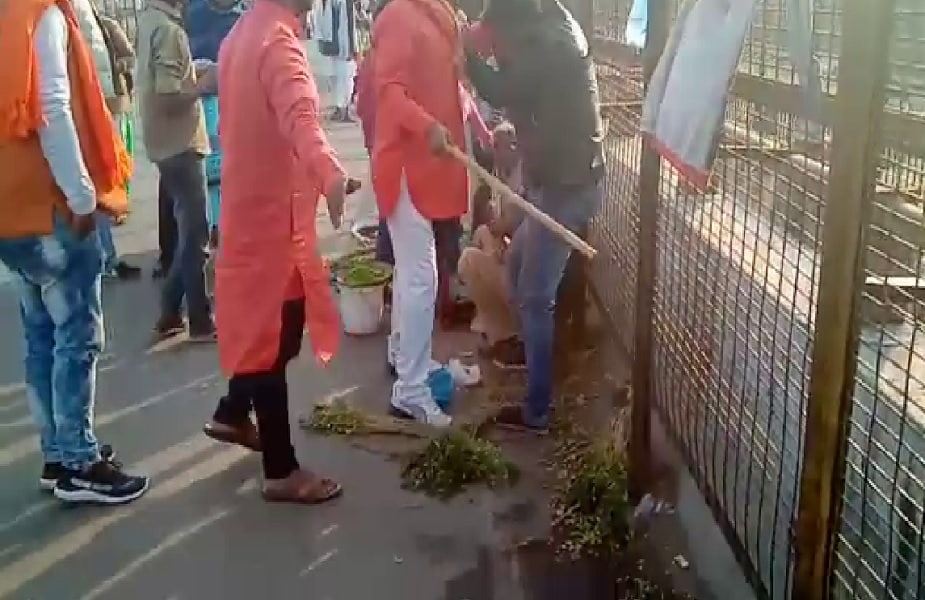 डालीगंज पुलावर सुकामेवा विकणाऱ्या तरुणांना मारहाणीची घटना समोर आल्यानंतर त्याचे फोटो सोशल मीडियावर व्हायरल होत आहेत. दरम्यान पीडित तरुणांनी तक्रार दाखल केली असून या प्रकरणी लखनऊ पोलीस अधिक तपास करत आहेत. डालीगंज पुलावर सुकामेवा विकणाऱ्या तरुणांना मारहाणीची घटना समोर आल्यानंतर त्याचे फोटो सोशल मीडियावर व्हायरल होत आहेत. दरम्यान पीडित तरुणांनी तक्रार दाखल केली असून या प्रकरणी लखनऊ पोलीस अधिक तपास करत आहेत.