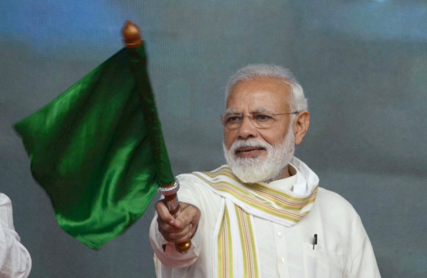 पीएचडी पूर्ण करण्यासाठी एक प्रश्नावली तयार करण्यात आली होती. यात 32 प्रश्न विचारले होते. यातून 25 टक्के लोक मोदींच्या भाषणाला चांगले म्हणतात. तर 48 टक्के लोकांना मोदींचे पॉलिटिकल मार्केटिंग चांगलं असल्याचे वाटतं असं समोर आलं आहे. पीएचडी पूर्ण करण्यासाठी एक प्रश्नावली तयार करण्यात आली होती. यात 32 प्रश्न विचारले होते. यातून 25 टक्के लोक मोदींच्या भाषणाला चांगले म्हणतात. तर 48 टक्के लोकांना मोदींचे पॉलिटिकल मार्केटिंग चांगलं असल्याचे वाटतं असं समोर आलं आहे.