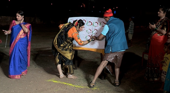 या सणानिमित्त महिला आणि पुरुष खास पारंपारिक पोशाख परिधान करतात तसेच होळी कशाप्रकारे साजरी केली जाते ते देखील त्यांनी यावेळी सांगितली. तेथील रंगपंचमीदेखील तितकीच खास असते. रंगपंचमीसाठी रंगाची उधळण न करता मजेशीर खेळ खेळले जातात. तेव्हा नवरा असावा तर असा या कार्यक्रमाचा हा विशेष भाग नक्की पाहा. या सणानिमित्त महिला आणि पुरुष खास पारंपारिक पोशाख परिधान करतात तसेच होळी कशाप्रकारे साजरी केली जाते ते देखील त्यांनी यावेळी सांगितली. तेथील रंगपंचमीदेखील तितकीच खास असते. रंगपंचमीसाठी रंगाची उधळण न करता मजेशीर खेळ खेळले जातात. तेव्हा नवरा असावा तर असा या कार्यक्रमाचा हा विशेष भाग नक्की पाहा.