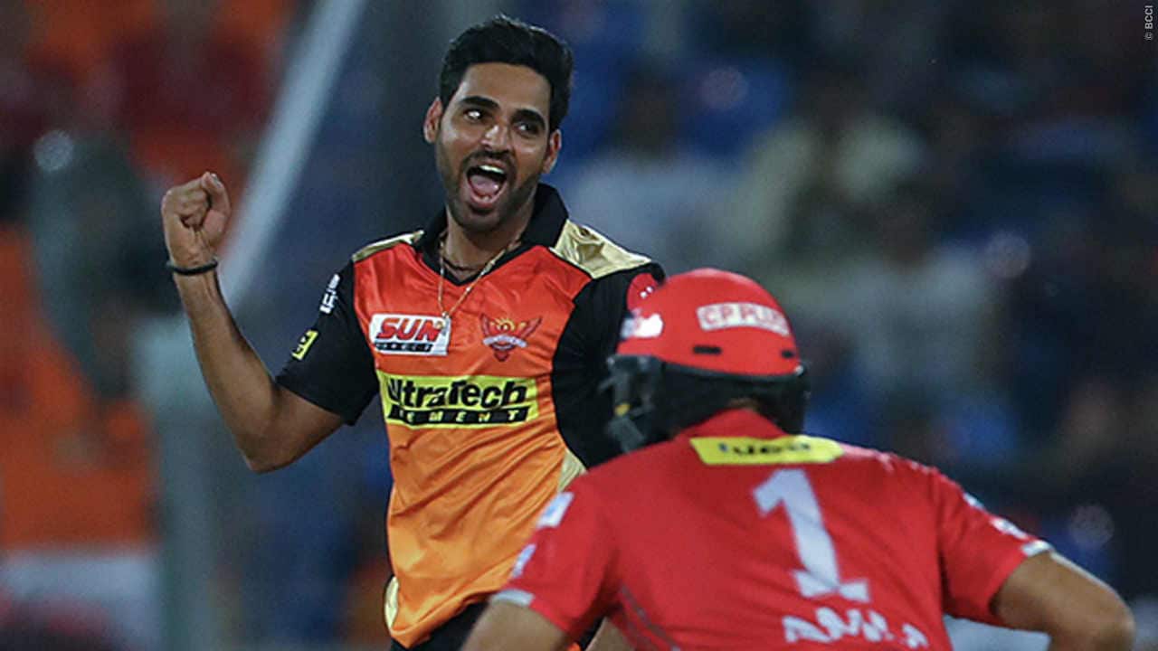 भुवनेश्वर कुमारने सनरायझर्स हैदराबाद, आरसीबी आणि पुणे वॉरिअर्सकडून खेळताना 102 सामन्यात 2 हजार 693 धावा देत 120 विकेट घेतल्या आहेत. 19 धावात 5 विकेट ही त्याची सर्वोत्तम कामगिरी आहे. एका सामन्यात 4 किंवा त्यापेक्षा अधिक विकेट घेण्याची कामगिरी त्याने 3 वेळा केली आहे. भुवनेश्वर आयपीएलमध्ये सर्वात जास्त विकेट घेणाऱ्यांच्या यादीत सहाव्या क्रमांकावर आहे. भुवनेश्वर कुमारने सनरायझर्स हैदराबाद, आरसीबी आणि पुणे वॉरिअर्सकडून खेळताना 102 सामन्यात 2 हजार 693 धावा देत 120 विकेट घेतल्या आहेत. 19 धावात 5 विकेट ही त्याची सर्वोत्तम कामगिरी आहे. एका सामन्यात 4 किंवा त्यापेक्षा अधिक विकेट घेण्याची कामगिरी त्याने 3 वेळा केली आहे. भुवनेश्वर आयपीएलमध्ये सर्वात जास्त विकेट घेणाऱ्यांच्या यादीत सहाव्या क्रमांकावर आहे.