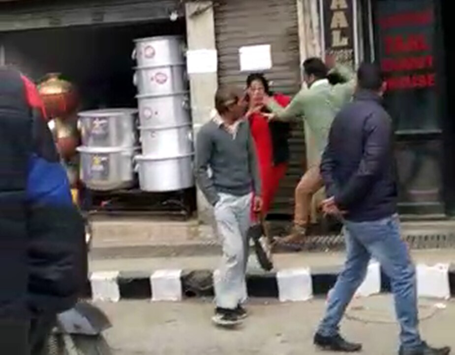 पोलीस स्टेशनमध्ये गेल्यानंतर या दोघांची बोबडी वळली असं म्हणायला हरकत नाही. कारण, कोणत्याही प्रकारची तक्रार नोंदवण्यासाठी हे जोडपं तयार नव्हतं. पोलीस स्टेशनमध्ये गेल्यानंतर या दोघांची बोबडी वळली असं म्हणायला हरकत नाही. कारण, कोणत्याही प्रकारची तक्रार नोंदवण्यासाठी हे जोडपं तयार नव्हतं.
