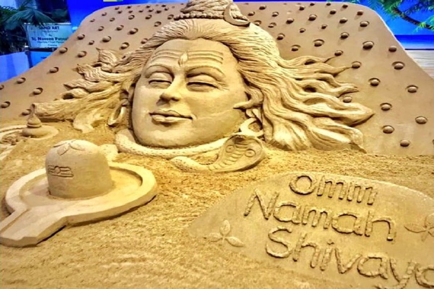 वाळूत शिल्प साकारणारे सुदर्शन पटनाईक यांनीही महाशिवरात्रीनिमित्त महादेव, शिवलिंग यांची कलाकृती साकारली आहे. वाळूत शिल्प साकारणारे सुदर्शन पटनाईक यांनीही महाशिवरात्रीनिमित्त महादेव, शिवलिंग यांची कलाकृती साकारली आहे.