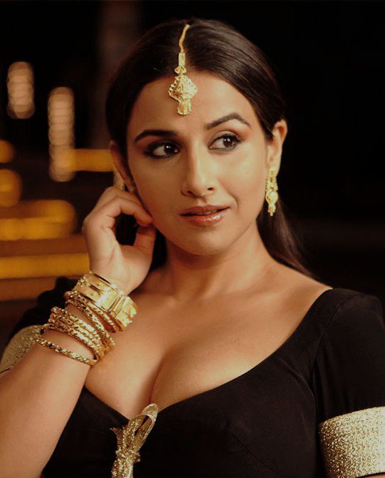 विद्या बालन- विद्याही तिच्या प्रत्येक सिनेमांसाठी ७ ते ८ कोटी रुपये घेते. विद्याचं नाव त्या अभिनेत्रींमध्ये येतं जी स्वतःच्या नावावर सिनेमा हिट करते. विद्या बालन- विद्याही तिच्या प्रत्येक सिनेमांसाठी ७ ते ८ कोटी रुपये घेते. विद्याचं नाव त्या अभिनेत्रींमध्ये येतं जी स्वतःच्या नावावर सिनेमा हिट करते.