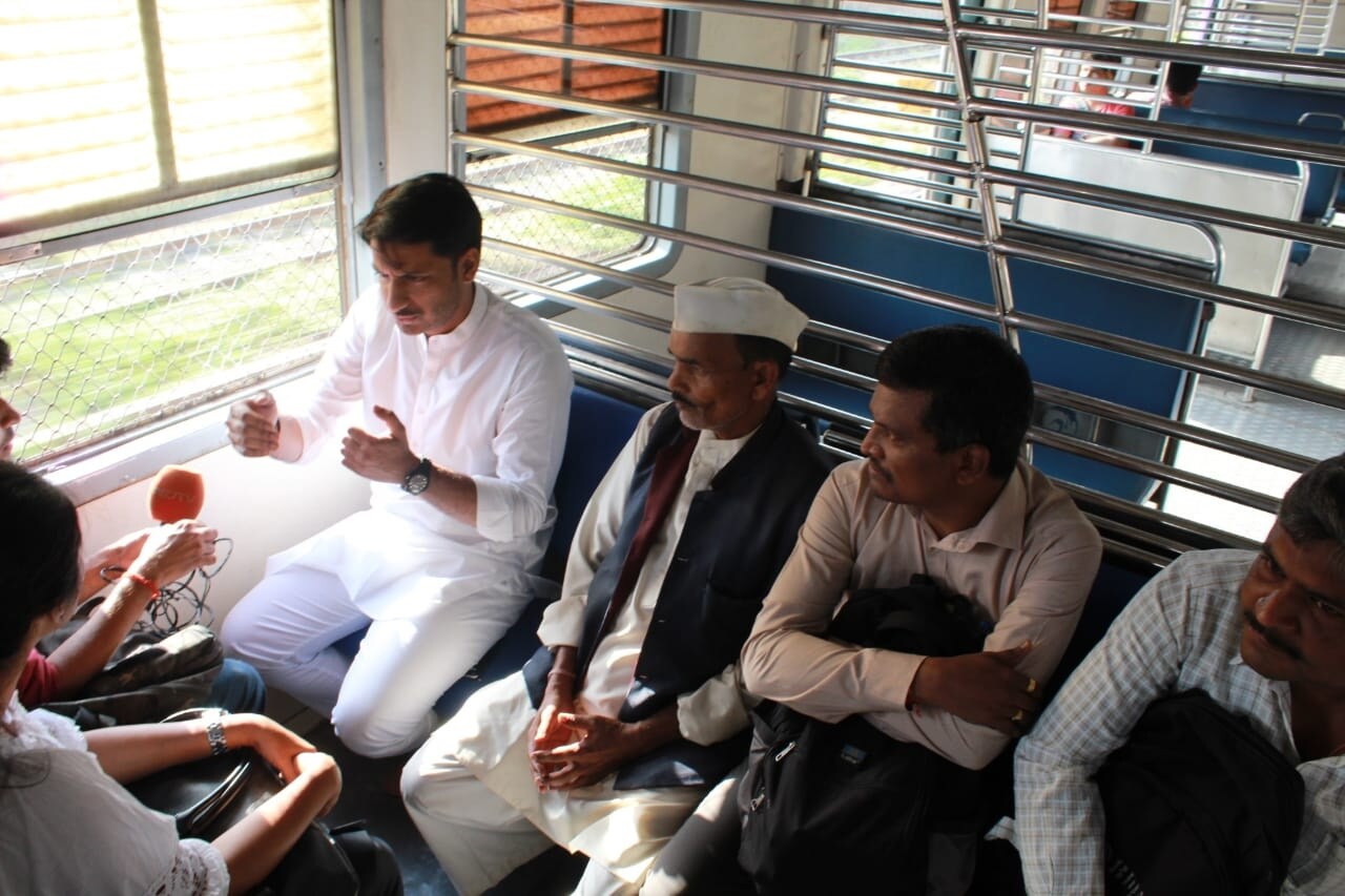 राष्ट्रवादीचे अध्यक्ष शरद पवार यांनी आपल्या या नातवासाठी निवडणुकीच्या रिंगणातून माघार घेतली आहे. राष्ट्रवादीचे अध्यक्ष शरद पवार यांनी आपल्या या नातवासाठी निवडणुकीच्या रिंगणातून माघार घेतली आहे.