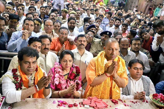 हेमा मालिनी यांच्याकडे दोन गाड्या असून एक मर्सिडीज आहे जी त्यांनी २०११ मध्ये ३३ लाख ६२ हजार रुपयांना विकत घेतली होती. याशिवाय २००५ मध्ये त्यांनी टोयोटाची गाडी ४.७५ लाखांना विकत घेतली होती. हेमा मालिनी यांच्याकडे दोन गाड्या असून एक मर्सिडीज आहे जी त्यांनी २०११ मध्ये ३३ लाख ६२ हजार रुपयांना विकत घेतली होती. याशिवाय २००५ मध्ये त्यांनी टोयोटाची गाडी ४.७५ लाखांना विकत घेतली होती.