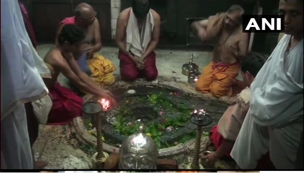 आज महाशिवरात्रीनिमित्त शिवमंदिरात भाविकांनी गर्दी केली आहे. बारा ज्योतिर्लिंगापैकी एक असलेल्या नाशिकच्या त्र्यंबकेश्वर मंदिरात पहाटेपासून भाविकांच्या लांब रांगा लागल्या आहेत. आज महाशिवरात्रीनिमित्त शिवमंदिरात भाविकांनी गर्दी केली आहे. बारा ज्योतिर्लिंगापैकी एक असलेल्या नाशिकच्या त्र्यंबकेश्वर मंदिरात पहाटेपासून भाविकांच्या लांब रांगा लागल्या आहेत.