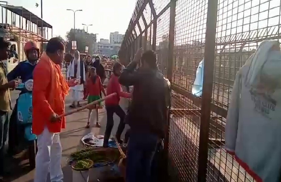याबाबत पोलिसांनी दिलेल्या माहितीनुसार, काश्मीर युवक सुका मेवा विकत असताना काही तरुणांनी तुम्ही इथे कसे काय विक्री करत आहात? असे विचारले. याबाबत पोलिसांनी दिलेल्या माहितीनुसार, काश्मीर युवक सुका मेवा विकत असताना काही तरुणांनी तुम्ही इथे कसे काय विक्री करत आहात? असे विचारले.
