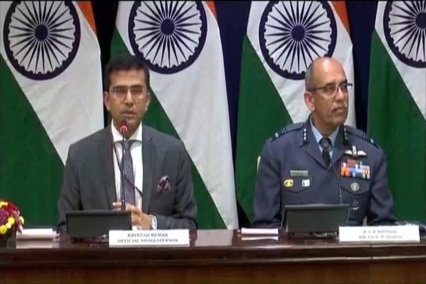 पाकिस्तानने भारतीय हवाई दलाचे विंग कमांडर अभिनंदन यांचा व्हिडिओदेखील व्हायरल केला होता. त्यानंतर भारताने एक पायलट बेपत्ता असल्याचे पत्रकार परिषदेत सांगितले होते. पाकिस्तानने भारतीय हवाई दलाचे विंग कमांडर अभिनंदन यांचा व्हिडिओदेखील व्हायरल केला होता. त्यानंतर भारताने एक पायलट बेपत्ता असल्याचे पत्रकार परिषदेत सांगितले होते.