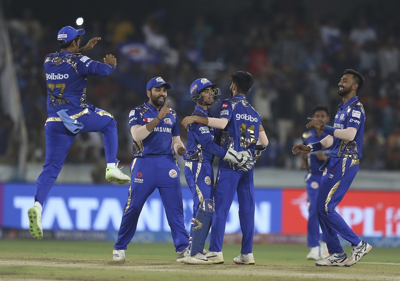 भारतीय संघात सलामीला खेळणारा कर्णधार रोहित शर्मा आयपीएलमध्ये तिसऱ्या किंवा चौथ्या क्रमांकावर खेळतो. हार्दिक पांड्या, कुणाल पांड्या आणि पोलार्ड हे मधल्या फळीत फलंदाजी करतात. सलामीला क्विंटन डी कॉक आणि इविन लुइस यांच्यासह एक भारतीय खेळाडू उतरू शकतो. यात युवराज सिंग आणि पंकज जयस्वालही संघाची ताकद ठरू शकतात. फिरकीपटू मयंक मार्कंडेयचे प्रदर्शन पाहण्यासारखे असेल. भारतीय संघात सलामीला खेळणारा कर्णधार रोहित शर्मा आयपीएलमध्ये तिसऱ्या किंवा चौथ्या क्रमांकावर खेळतो. हार्दिक पांड्या, कुणाल पांड्या आणि पोलार्ड हे मधल्या फळीत फलंदाजी करतात. सलामीला क्विंटन डी कॉक आणि इविन लुइस यांच्यासह एक भारतीय खेळाडू उतरू शकतो. यात युवराज सिंग आणि पंकज जयस्वालही संघाची ताकद ठरू शकतात. फिरकीपटू मयंक मार्कंडेयचे प्रदर्शन पाहण्यासारखे असेल.