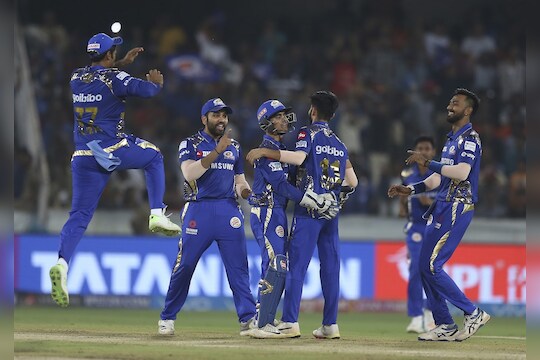 भारतीय संघात सलामीला खेळणारा कर्णधार रोहित शर्मा आयपीएलमध्ये तिसऱ्या किंवा चौथ्या क्रमांकावर खेळतो. हार्दिक पांड्या, कुणाल पांड्या आणि पोलार्ड हे मधल्या फळीत फलंदाजी करतात. सलामीला क्विंटन डी कॉक आणि इविन लुइस यांच्यासह एक भारतीय खेळाडू उतरू शकतो. यात युवराज सिंग आणि पंकज जयस्वालही संघाची ताकद ठरू शकतात. फिरकीपटू मयंक मार्कंडेयचे प्रदर्शन पाहण्यासारखे असेल.
