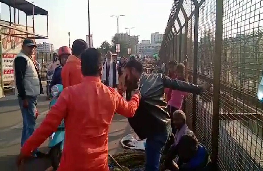 त्यानंतर काही बोलायच्या आतच त्यांनी लाकडी दांडक्याने मारहाण करण्यास सुरूवात करण्यात आली. ही घटना बुधवारी घडली. त्यानंतर काही बोलायच्या आतच त्यांनी लाकडी दांडक्याने मारहाण करण्यास सुरूवात करण्यात आली. ही घटना बुधवारी घडली.