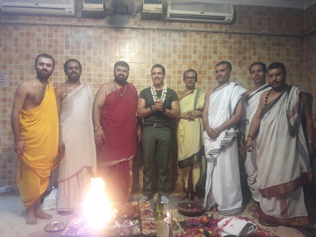 रॉबर्ट वाड्रा यांनी राजकारणात उतरण्याचे संकेत सोशल मीडियावर केलेल्या पोस्टमधून दिले आहेत. सध्या त्यांच्यामागे ईडीच्या चौकशीचा ससेमिरा लागला आहे. त्याबाबतही त्यांनी पोस्टमध्ये प्रतिक्रिया दिली आहे. रॉबर्ट वाड्रा यांनी राजकारणात उतरण्याचे संकेत सोशल मीडियावर केलेल्या पोस्टमधून दिले आहेत. सध्या त्यांच्यामागे ईडीच्या चौकशीचा ससेमिरा लागला आहे. त्याबाबतही त्यांनी पोस्टमध्ये प्रतिक्रिया दिली आहे.