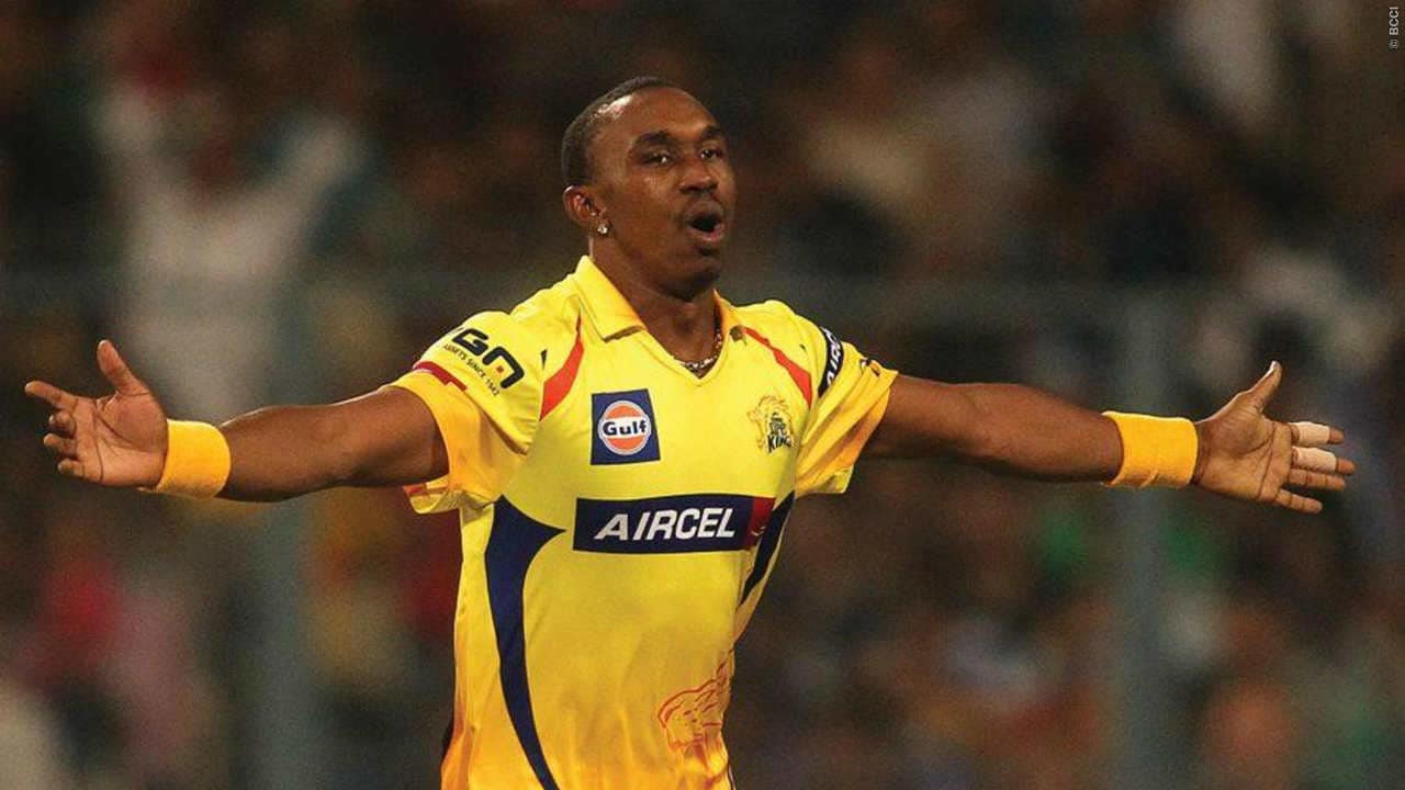 ड्वेन ब्रॅव्होने सीएसके आणि मुंबई इंडियन्सकडून खेळताना 118 सामन्यात 3 हजार 251 धावा देत 136 विकेट घेतल्या. IPL मध्ये सर्वाधिक विकेट घेणाऱ्या गोलंदाजांमध्ये ब्रॅव्हो चौथ्या क्रमांकावर आहे. 22 धावात 4 विकेट ही त्याची सर्वोत्तम कामगिरी आहे. ड्वेन ब्रॅव्होने सीएसके आणि मुंबई इंडियन्सकडून खेळताना 118 सामन्यात 3 हजार 251 धावा देत 136 विकेट घेतल्या. IPL मध्ये सर्वाधिक विकेट घेणाऱ्या गोलंदाजांमध्ये ब्रॅव्हो चौथ्या क्रमांकावर आहे. 22 धावात 4 विकेट ही त्याची सर्वोत्तम कामगिरी आहे.