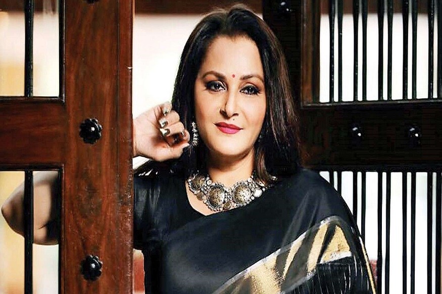 आश्चर्याची बाब म्हणजे जयाप्रदाशी लग्न झाल्यानंतरही श्रीकांत यांना पहिल्या पत्नीकडून मुलं झाली. लग्न होऊनही जया तेव्हा एकट्या राहायच्या. प्रसिद्ध दिग्दर्शक सत्यजीत रे जया यांच्या सौंदर्यावर आणि अभिनयावर एवढे भाळले होते की जया ही जगातील सुंदर महिलांपैकी एक असल्याचं ते म्हणायचे. आश्चर्याची बाब म्हणजे जयाप्रदाशी लग्न झाल्यानंतरही श्रीकांत यांना पहिल्या पत्नीकडून मुलं झाली. लग्न होऊनही जया तेव्हा एकट्या राहायच्या. प्रसिद्ध दिग्दर्शक सत्यजीत रे जया यांच्या सौंदर्यावर आणि अभिनयावर एवढे भाळले होते की जया ही जगातील सुंदर महिलांपैकी एक असल्याचं ते म्हणायचे.