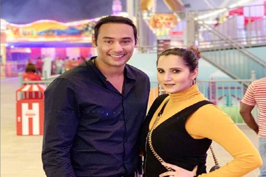 नुकताच सानिया मिर्झानं असद सोबत एक फोटो इंस्टाग्रामवर शेअर केला होता. या फोटोला तिनं फॅमिली असं कॅप्शन दिलं होतं. नुकताच सानिया मिर्झानं असद सोबत एक फोटो इंस्टाग्रामवर शेअर केला होता. या फोटोला तिनं फॅमिली असं कॅप्शन दिलं होतं.