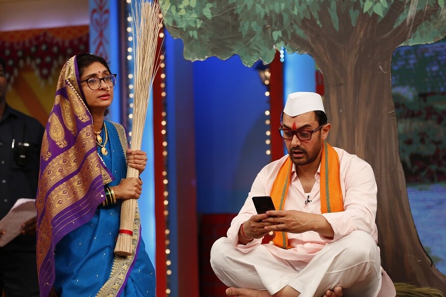 आमिर आणि किरण राव यांनी अगदी मराठमोळी वेशभूषा परिधान केली होती. दोघांनीही गावातला माहोल उभा केला. आमिर आणि किरण राव यांनी अगदी मराठमोळी वेशभूषा परिधान केली होती. दोघांनीही गावातला माहोल उभा केला.