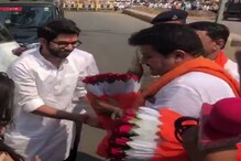 शिवसेनेचे राज्यमंत्री चक्क आदित्य ठाकरेंच्या पाया पडले, VIDEO व्हायरल शिवसेनेचे राज्यमंत्री चक्क आदित्य ठाकरेंच्या पाया पडले, VIDEO व्हायरल