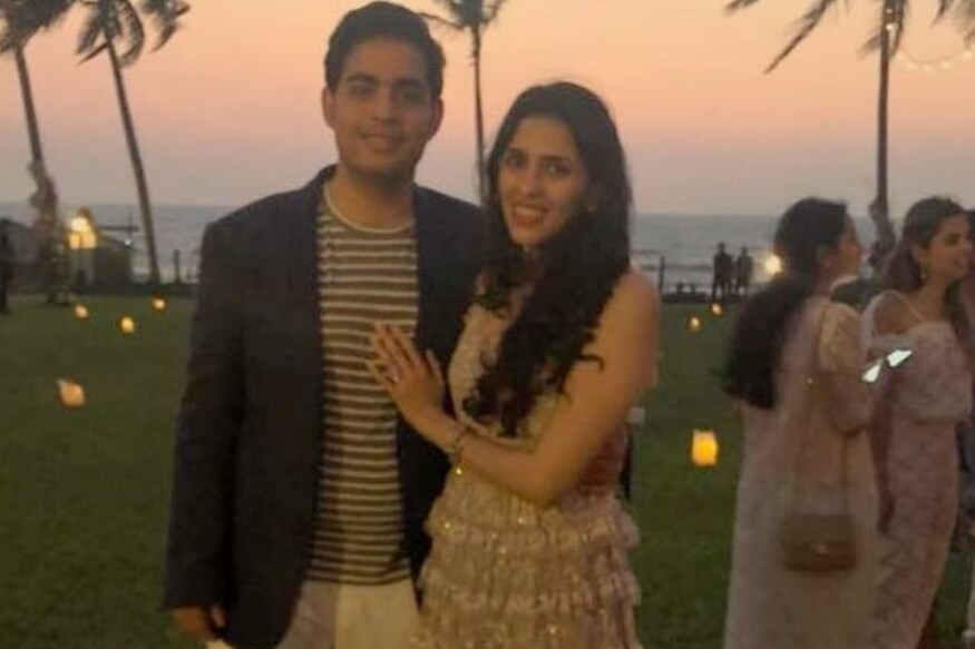 डायमंड मर्चेंट रसेल मेहताच्या मुलीशी अर्थात श्लोकाशी आकाश लग्न करत आहे. येत्या ९ मार्चला दोघं लग्न बंधनात अडकणार आहेत. हे लग्न वांद्रे- कुर्ला कॉम्प्लेक्स येथील जियो वर्ल्ड सेंटरमध्ये होईल. आकाशची वरात ट्रायडंट, बीकेसीवरून दुपारी ३.३० वाजता निघेल. डायमंड मर्चेंट रसेल मेहताच्या मुलीशी अर्थात श्लोकाशी आकाश लग्न करत आहे. येत्या ९ मार्चला दोघं लग्न बंधनात अडकणार आहेत. हे लग्न वांद्रे- कुर्ला कॉम्प्लेक्स येथील जियो वर्ल्ड सेंटरमध्ये होईल. आकाशची वरात ट्रायडंट, बीकेसीवरून दुपारी ३.३० वाजता निघेल.