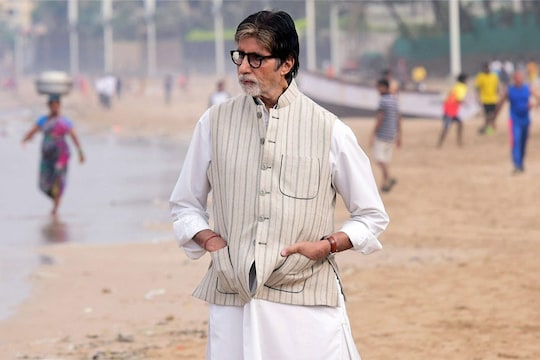 ही शाही कार अमिताभ यांना विधु विनोद चोपडा यांनी 2007 ला 'एकलव्य' चित्रपटाच्या चित्रकरणावेळी गिफ्ट म्हणून दिली होती.  पण भेट म्हणून मिळालेली ही सुंदर कार बिग बींनी का विकली याच कारण अद्याप कळलेलं नाही.

