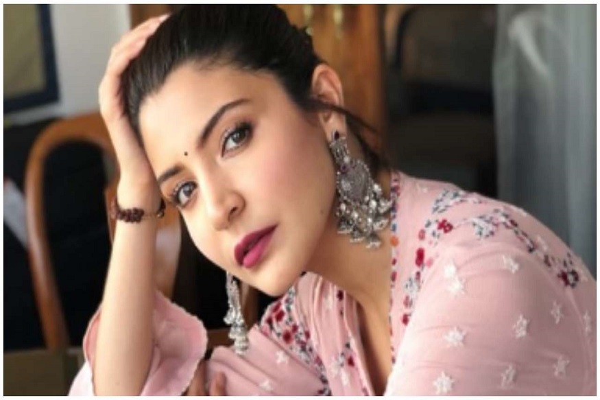 VIDEO : अनुष्का शर्माला लागलीय विचित्र सवय, शूटिंग सुरू असताना करते 'हे' काम