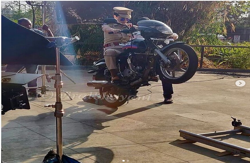 अंधेरीत सुरू असलेल्या ‘मेंटल है क्या’ सिनेमाच्या शुटिंगदरम्यान हे फोटोशूट करण्यात आलं आहे. कंगनाच्या या नवीन लूकवर सोशल मीडियावर फॅन्सनी लाईक, लव आणि कमेन्ट्सचा वर्षाव केला आहे. अंधेरीत सुरू असलेल्या ‘मेंटल है क्या’ सिनेमाच्या शुटिंगदरम्यान हे फोटोशूट करण्यात आलं आहे. कंगनाच्या या नवीन लूकवर सोशल मीडियावर फॅन्सनी लाईक, लव आणि कमेन्ट्सचा वर्षाव केला आहे.