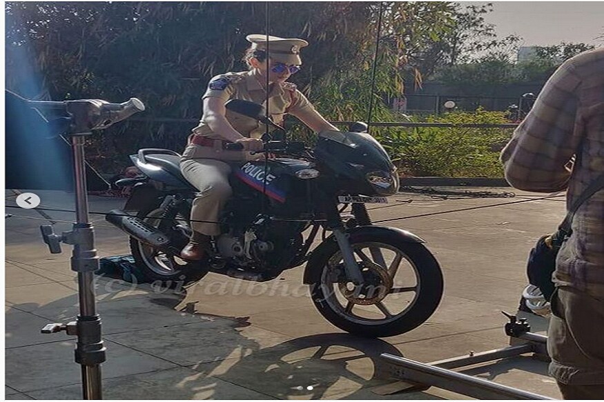 कंगना रणौतचा धूक कंगना स्टाईलचा लूक सोशल मीडियावर तुफान व्हायरल झाला आहे. यामध्ये कंगना खाकी वर्दीत बाईकवर स्टंट करताना दिसते आहे. या लूकमध्ये कंगना एकदम लेडी सिंघमच्या लूकमध्ये चाहत्यांना पाहायला मिळते आहे. कंगना रणौतचा धूक कंगना स्टाईलचा लूक सोशल मीडियावर तुफान व्हायरल झाला आहे. यामध्ये कंगना खाकी वर्दीत बाईकवर स्टंट करताना दिसते आहे. या लूकमध्ये कंगना एकदम लेडी सिंघमच्या लूकमध्ये चाहत्यांना पाहायला मिळते आहे.
