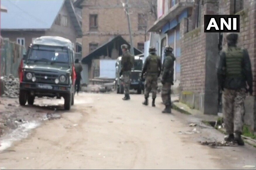 जम्मू-काश्मीरच्या सोपोरमधील त्राल येथे सुरक्षा दलाचे जवान आणि दहशतवाद्यांमध्ये चकमक उडाली. चकमकीत दोन दहशतवाद्यांना ठार करण्यात जवानांना यश आलं. जम्मू-काश्मीरच्या सोपोरमधील त्राल येथे सुरक्षा दलाचे जवान आणि दहशतवाद्यांमध्ये चकमक उडाली. चकमकीत दोन दहशतवाद्यांना ठार करण्यात जवानांना यश आलं.
