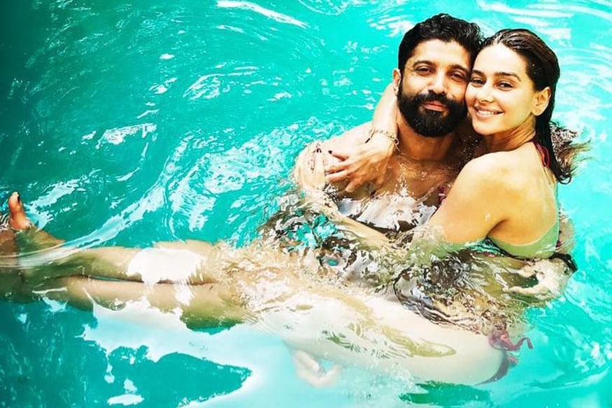 गेल्या काही दिवसांपासून शिबानी दांडेकर आणि फरहान अख्तर एकमेकांना डेट करत आहेत. पण, अजूनही दोघांनी अधिकृतरित्या त्यांच्या नात्याला कबूली दिली नाही. गेल्या काही दिवसांपासून शिबानी दांडेकर आणि फरहान अख्तर एकमेकांना डेट करत आहेत. पण, अजूनही दोघांनी अधिकृतरित्या त्यांच्या नात्याला कबूली दिली नाही.