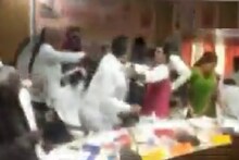 भाजप खासदार आणि आमदार यांच्यातील तुफान हाणामारीचा VIDEO
