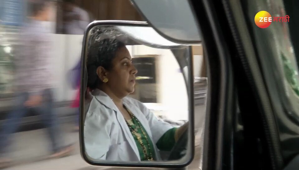 संगीता स्वत: शेअर टॅक्सी चालवतात. त्या म्हणाल्या जेव्हा सुरुवात केली तेव्हा पहिल्या दिवशी मनात हुरहुर होती. सकाळी सहा वाजता टॅक्सी काढली. संगीता स्वत: शेअर टॅक्सी चालवतात. त्या म्हणाल्या जेव्हा सुरुवात केली तेव्हा पहिल्या दिवशी मनात हुरहुर होती. सकाळी सहा वाजता टॅक्सी काढली.