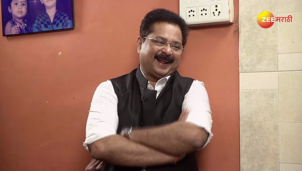 नेहमीप्रमाणे आदेश भाऊजींनी सगळ्यांना बोलतं केलं. हळव्या वातावरणात आपल्या खुसखुशीत विनोदांनी हसवलंही. नेहमीप्रमाणे आदेश भाऊजींनी सगळ्यांना बोलतं केलं. हळव्या वातावरणात आपल्या खुसखुशीत विनोदांनी हसवलंही.