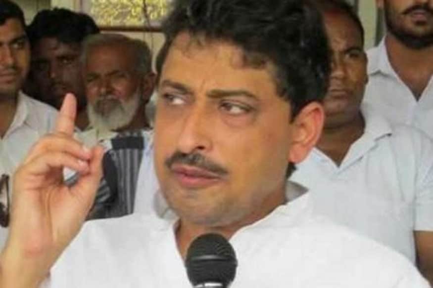 इम्रान यांच्या अशा वादग्रस्त वक्तव्यांमुळे काँग्रेसला मोठा झटका बसला होता. पण तरीदेखील यावेळी ते सहारनपूरमधून निवडणूक लढणार आहेत. इम्रान यांच्या अशा वादग्रस्त वक्तव्यांमुळे काँग्रेसला मोठा झटका बसला होता. पण तरीदेखील यावेळी ते सहारनपूरमधून निवडणूक लढणार आहेत.