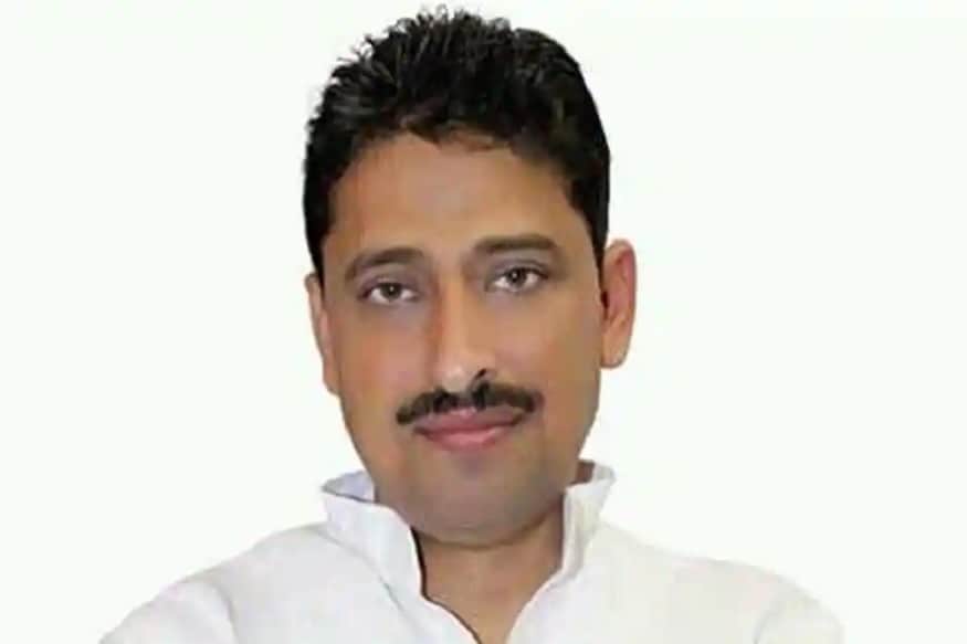 काँग्रेस अध्यक्ष राहुल गांधी यांनी पंतप्रधान नरेंद्र मोदी यांना मिठी मारली होती. त्यावेळीही या काँग्रेस नेत्याने त्यावर प्रश्न उपस्थित केले होते. काँग्रेस अध्यक्ष राहुल गांधी यांनी पंतप्रधान नरेंद्र मोदी यांना मिठी मारली होती. त्यावेळीही या काँग्रेस नेत्याने त्यावर प्रश्न उपस्थित केले होते.