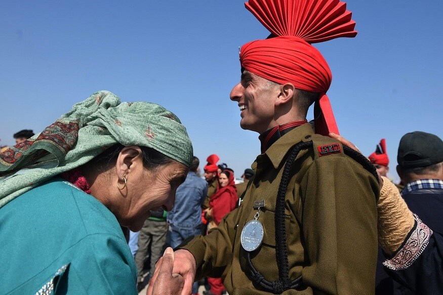 जम्मू काश्मीर लाईट इन्फंट्री रेजिमेंटल सेंटर(JAKLI)च्या 117 व्या पासिंग आउट परेडनंतर जवानांच्या कुटुंबीयांकडून शुभेच्छा आणि आशिर्वाद देताना जम्मू काश्मीर लाईट इन्फंट्री रेजिमेंटल सेंटर(JAKLI)च्या 117 व्या पासिंग आउट परेडनंतर जवानांच्या कुटुंबीयांकडून शुभेच्छा आणि आशिर्वाद देताना