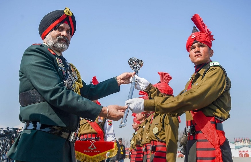 भारतीय लष्कराच्या जम्मू काश्मीर लाईट इन्फंट्री रेजिमेंटल सेंटर(JAKLI)च्या 117 व्या पास-आउट परेडनंतर श्रीनगरमध्ये 15 कॉर्प्स कमांडर लेफ्टिनंट जनरल केजेएस ढिल्लो यांनी शेर-ए-कश्मीर तलवार त्यांना भेट केली. भारतीय लष्कराच्या जम्मू काश्मीर लाईट इन्फंट्री रेजिमेंटल सेंटर(JAKLI)च्या 117 व्या पास-आउट परेडनंतर श्रीनगरमध्ये 15 कॉर्प्स कमांडर लेफ्टिनंट जनरल केजेएस ढिल्लो यांनी शेर-ए-कश्मीर तलवार त्यांना भेट केली.