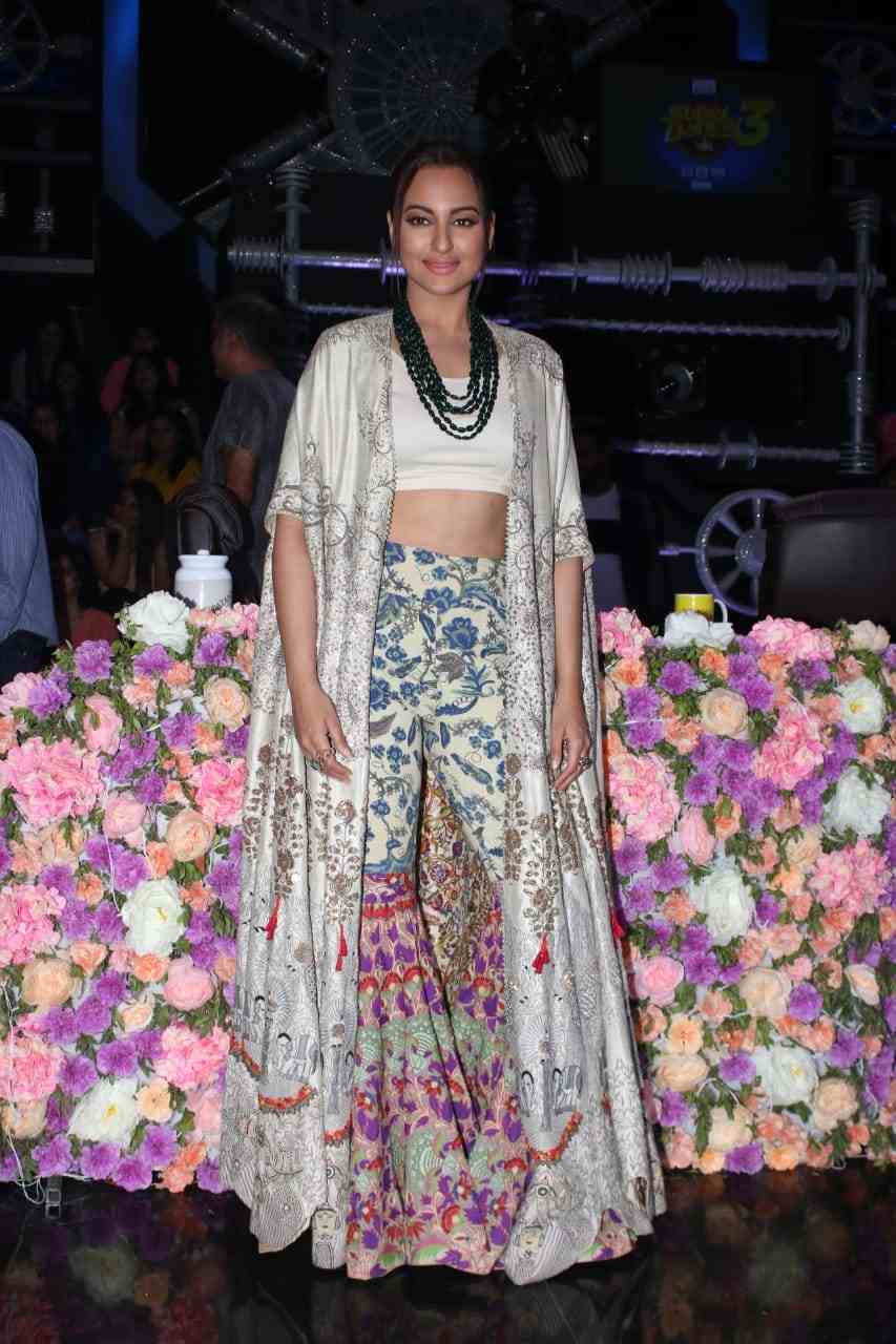 पण आलिया आणि वरुणपेक्षा सर्वांच्या नजरा या फक्त सोनाक्षी सिन्हावर खिळल्या होत्या. पांढऱ्या रंगाचा क्रॉप टॉप आणि प्रिन्टेंड आणि प्लेटेड शरारा पॅन्टवरून नजर हटत नव्हती. या सर्वावर साज चढवला तो तिच्या लांब बोहेमिअन जॅकेटने. पण आलिया आणि वरुणपेक्षा सर्वांच्या नजरा या फक्त सोनाक्षी सिन्हावर खिळल्या होत्या. पांढऱ्या रंगाचा क्रॉप टॉप आणि प्रिन्टेंड आणि प्लेटेड शरारा पॅन्टवरून नजर हटत नव्हती. या सर्वावर साज चढवला तो तिच्या लांब बोहेमिअन जॅकेटने.