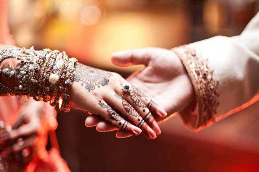 भारतातली लग्न नेहमीच वाजतगाजत होतात. आई-वडील मुलामुलींच्या लग्नासाठी पैसे जमवतात. विशेष म्हणजे मुलीचं लग्न असेल तर जास्त पैसे साठवले जातात. पण आता काळजी करू नका. LICनं एक खास योजना आणलीय. मुलीच्या लग्नासाठी एलआयसी देणार 27 लाख रुपये. भारतातली लग्न नेहमीच वाजतगाजत होतात. आई-वडील मुलामुलींच्या लग्नासाठी पैसे जमवतात. विशेष म्हणजे मुलीचं लग्न असेल तर जास्त पैसे साठवले जातात. पण आता काळजी करू नका. LICनं एक खास योजना आणलीय. मुलीच्या लग्नासाठी एलआयसी देणार 27 लाख रुपये.