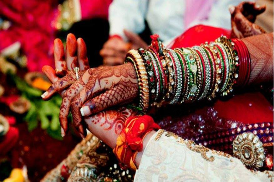 मुलीचा जन्म झाल्या झाल्याच आईवडील तिच्यासाठी पाॅलिसी घेतात. एलआयसीनं मुलींच्या उज्ज्वल भविष्यासाठी एक योजना आणलीय. ही आहे कन्यादान योजना. मुलीचा जन्म झाल्या झाल्याच आईवडील तिच्यासाठी पाॅलिसी घेतात. एलआयसीनं मुलींच्या उज्ज्वल भविष्यासाठी एक योजना आणलीय. ही आहे कन्यादान योजना.