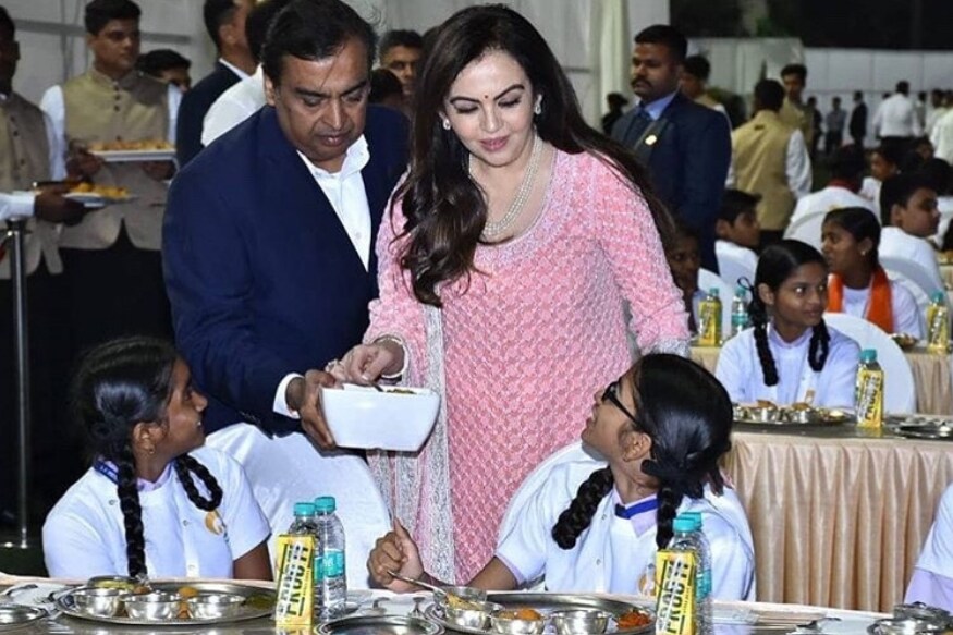 यावेळी वेगवेगळ्या एनजीओच्या मुलांना जेवण दिलं. मुकेश अंबानी आणि नीता अंबानी यांनी स्वत:च्या हातानं या मुलांना वाढलं. यावेळी वेगवेगळ्या एनजीओच्या मुलांना जेवण दिलं. मुकेश अंबानी आणि नीता अंबानी यांनी स्वत:च्या हातानं या मुलांना वाढलं.